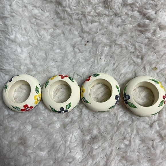 Home trends Vintage wood Painted Napkin Rings (4) with Matching Painted Box - Picture 9 of 11